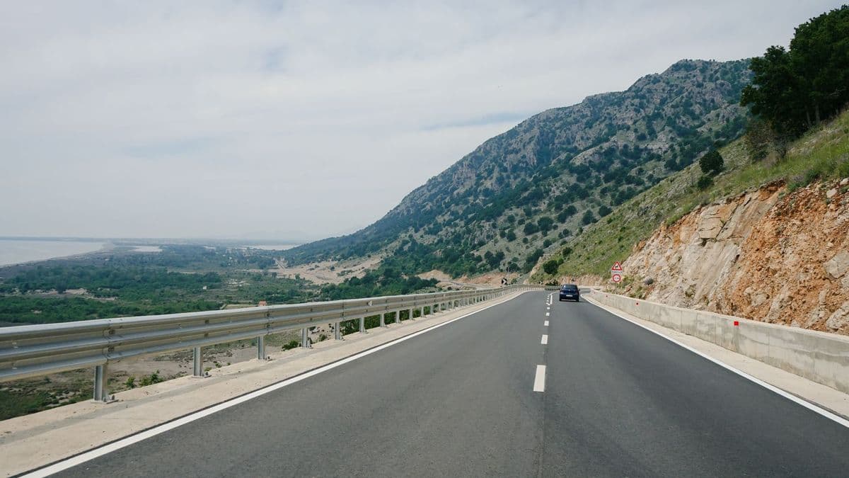 Normas de conducción en Albania: rotondas y prioridad